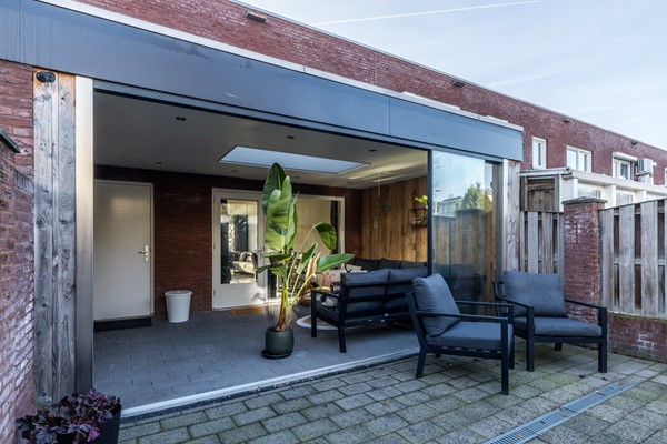 Foto - Te koop: Moderne instapklare drive-inwoning met garage, 3 slaapkamers, balkon met prachtig uitzicht en geheel bestraatte onderhoudsvriendelijke tuin met tuinkamer gelegen aan de rand van Heerlen.